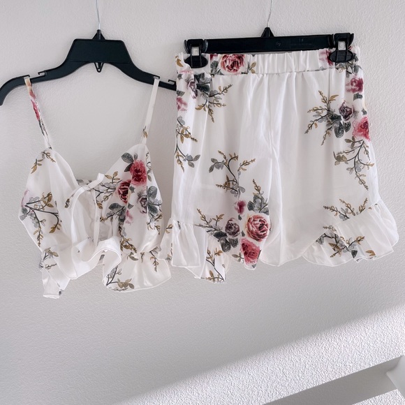 Pants - Floral white ruffled cami and shorts set Small